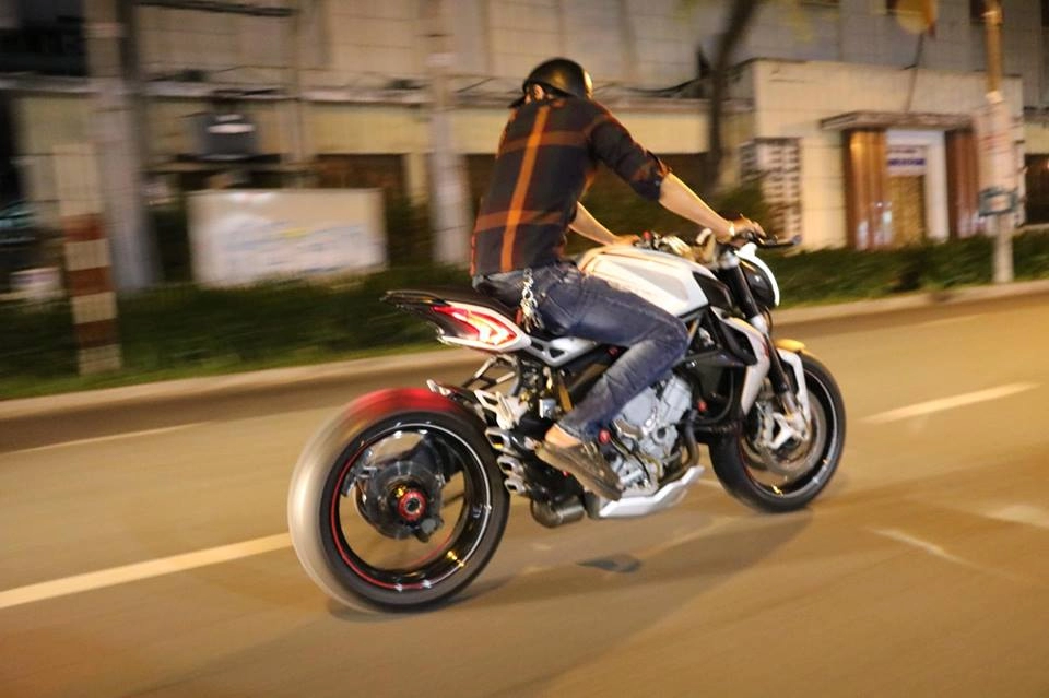 Mv agusta dragster 800 cô gái đến từ ý khoe dáng nóng bỏng trên đất việt