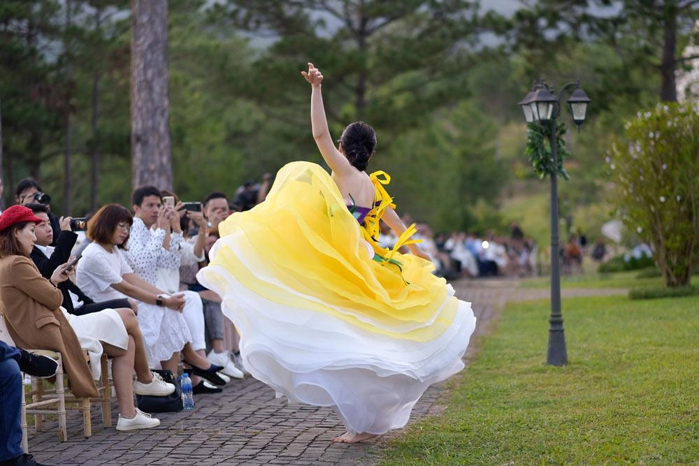 Nam em đi chân đất nhảy múa điên loạn trên sàn diễn thời trang