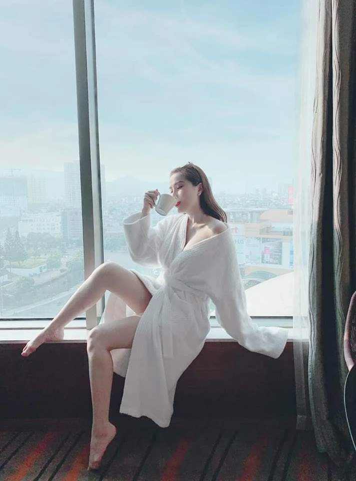 Nàng công chúa thề không mặc hở vì sợ khó lấy chồng giờ sexy không tưởng