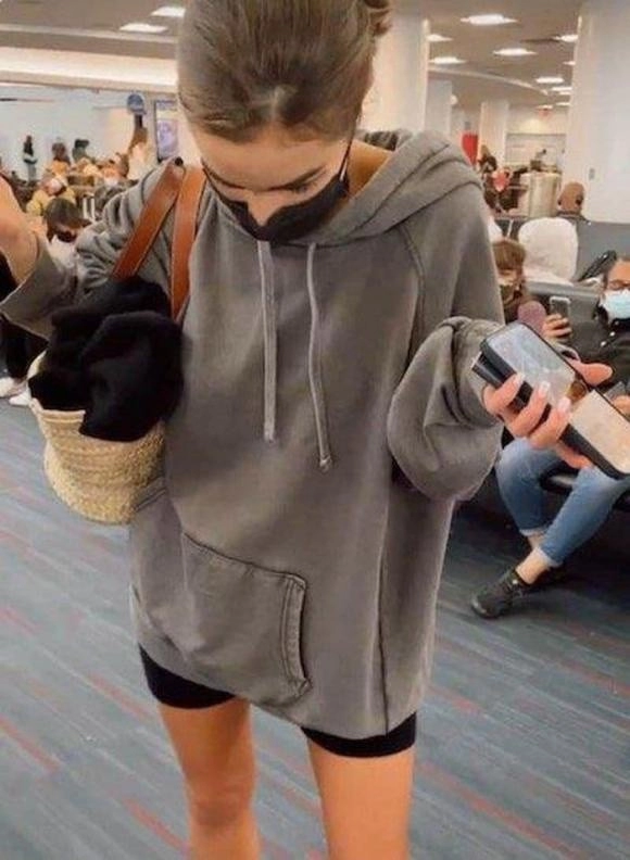 Nàng hậu chân dài 1m1 diện áo bra giữa sân bay đẹp duyên dáng không bị cấm xuất cảnh như nhiều chị em