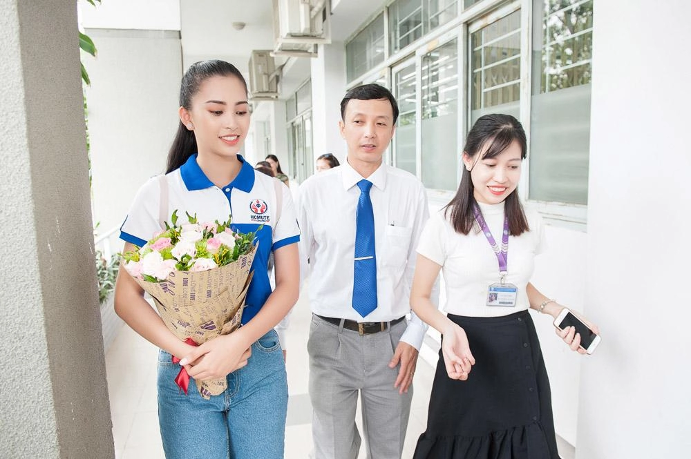 Ngày đầu tiên đi học hoa hậu tiểu vy xinh đẹp với đồng phục đúng chuẩn nữ sinh