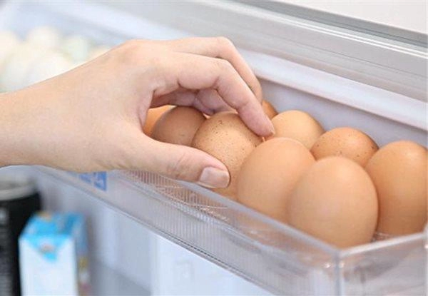 Ngày nào cũng để trứng sau cửa tủ lạnh nghe chuyên gia nói tác hại mà rụng rời