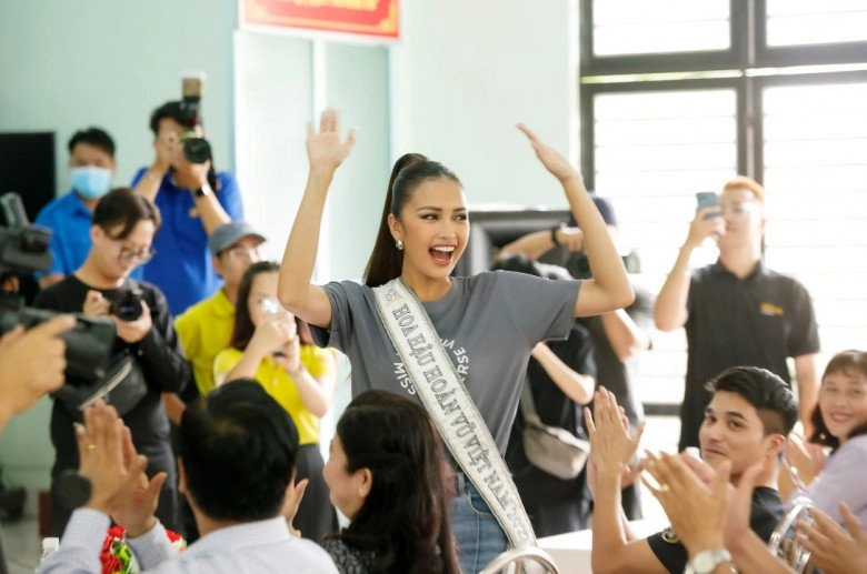 Ngoài diện lại đồ lúc con đăng quang mẹ ngọc châu bình dân thân thuộc trong ngày nàng hậu về thăm nhà