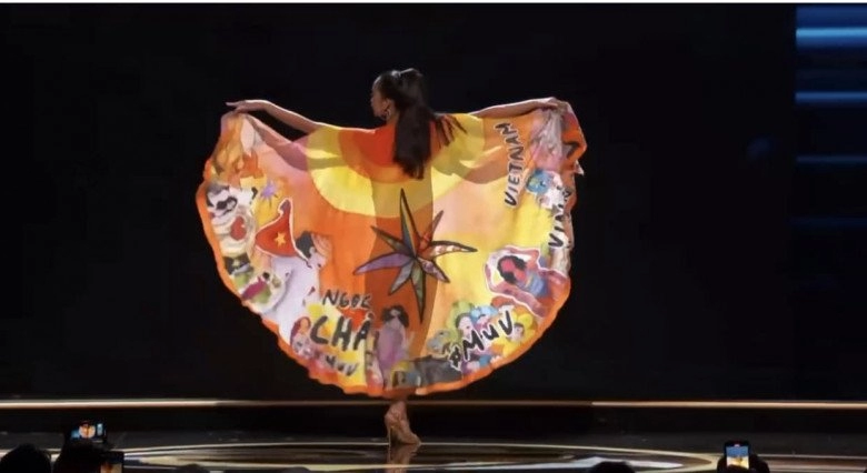 Ngọc châu múa vũ điệu con bướm xuân khoe chân dài thẳng tắp trên sân khấu miss universe