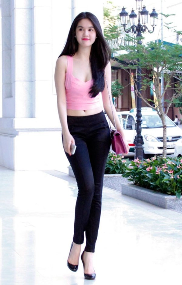 Ngọc trinh cực ngầu với áo crop top siêu ngắn khoe vòng eo 56 trứ danh