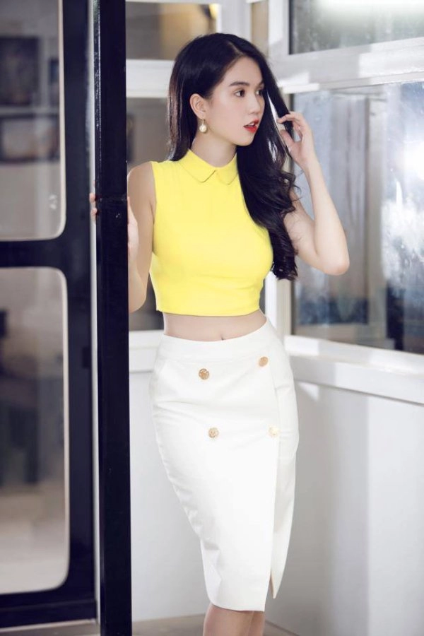 Ngọc trinh cực ngầu với áo crop top siêu ngắn khoe vòng eo 56 trứ danh