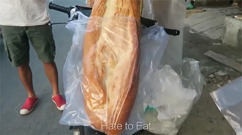 Người dân thích thú với đặc sản bánh mì khổng lồ cao hơn 1 mét ở an giang