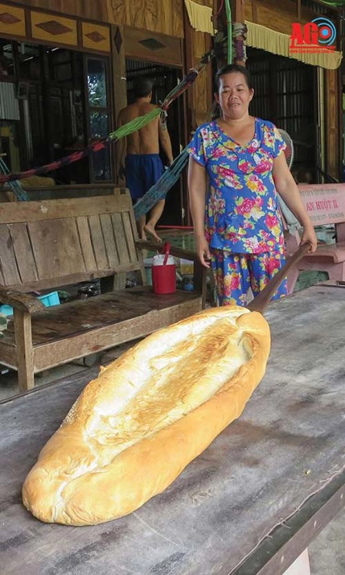 Người dân thích thú với đặc sản bánh mì khổng lồ cao hơn 1 mét ở an giang