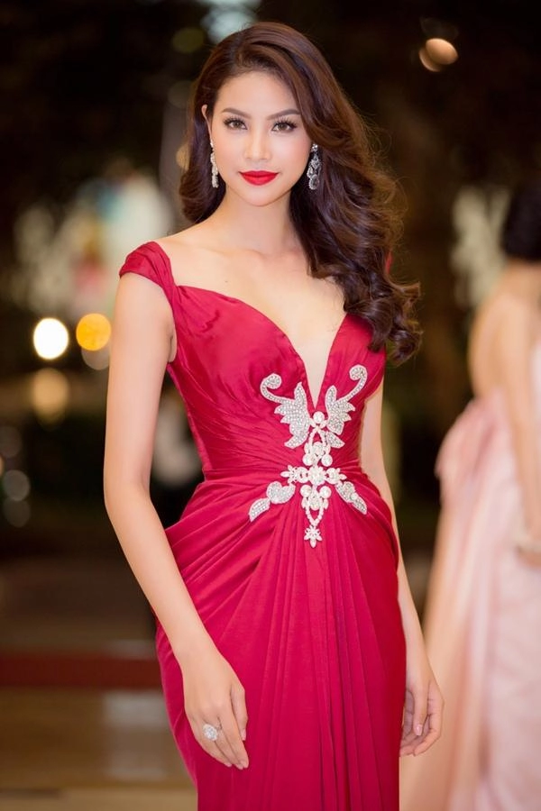 Nữ hoàng nghiện đầm đỏ của showbiz việt đích thị là phạm hương