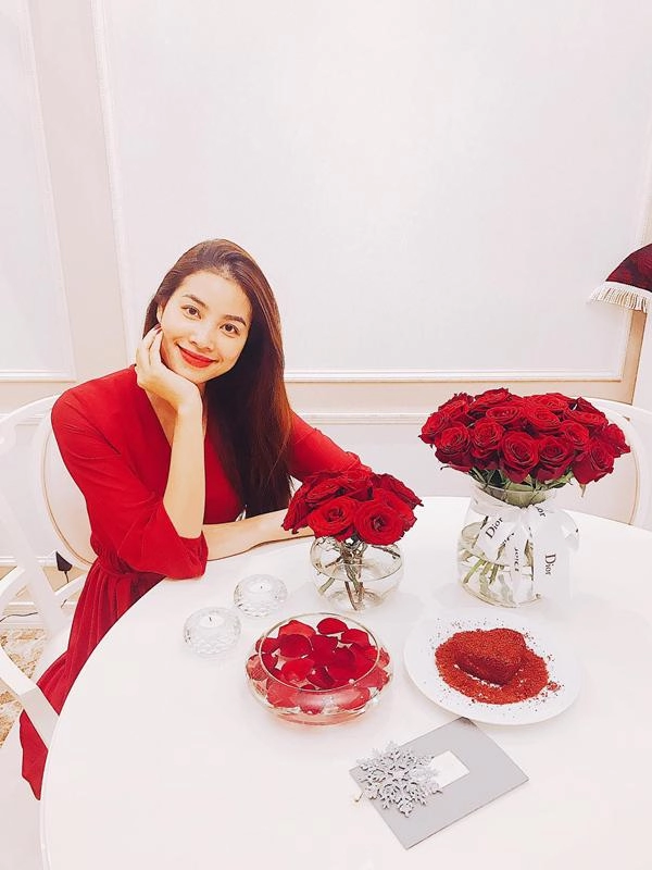 Nữ hoàng nghiện đầm đỏ của showbiz việt đích thị là phạm hương