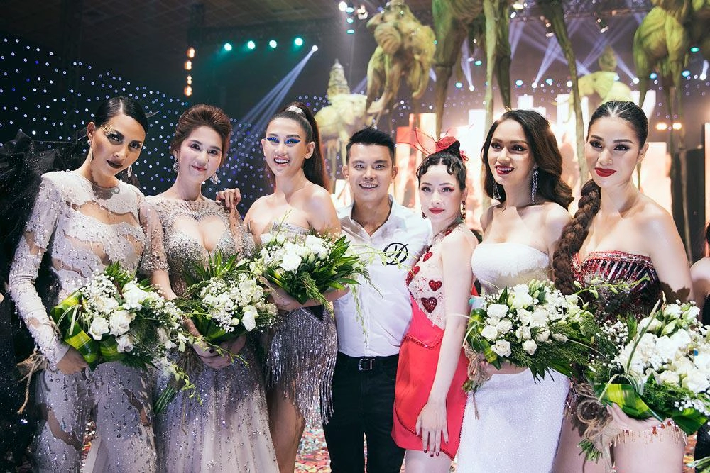 Phạm hương và hương giang đốt cháy sàn diễn khi làm vedette trong show đỗ long