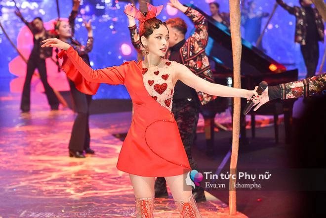 Phạm hương và hương giang đốt cháy sàn diễn khi làm vedette trong show đỗ long