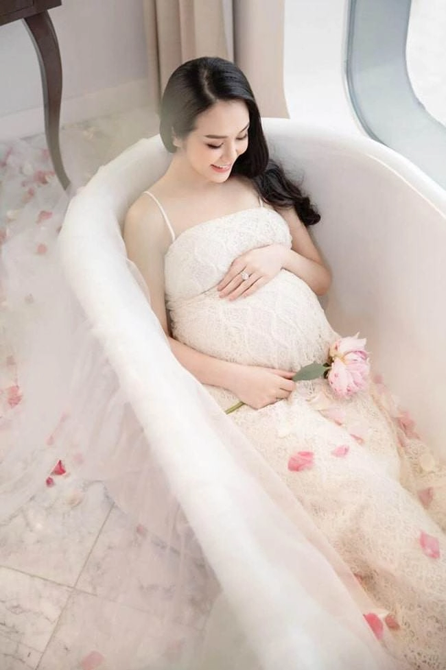 Phong cách bà bầu quyến rũ hơn cả lúc gái son của lan khuê hương baby