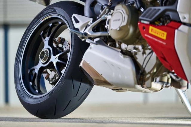 Pirelli ra mắt lốp xe diablo rosso iv corsa nhằm kỷ niệm 150 năm thành lập