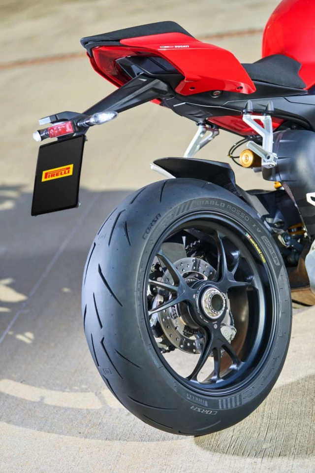 Pirelli ra mắt lốp xe diablo rosso iv corsa nhằm kỷ niệm 150 năm thành lập