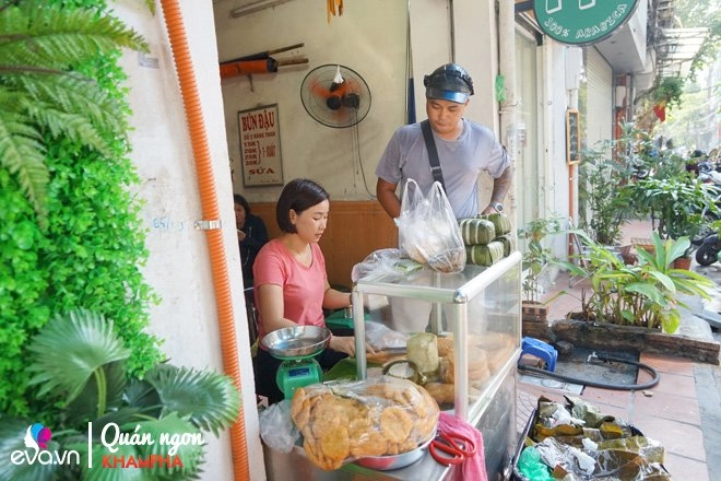 Quán bánh giò không tên hơn 30 năm ở phố cổ mùa hè cháy hàng đắt hơn mùa đông