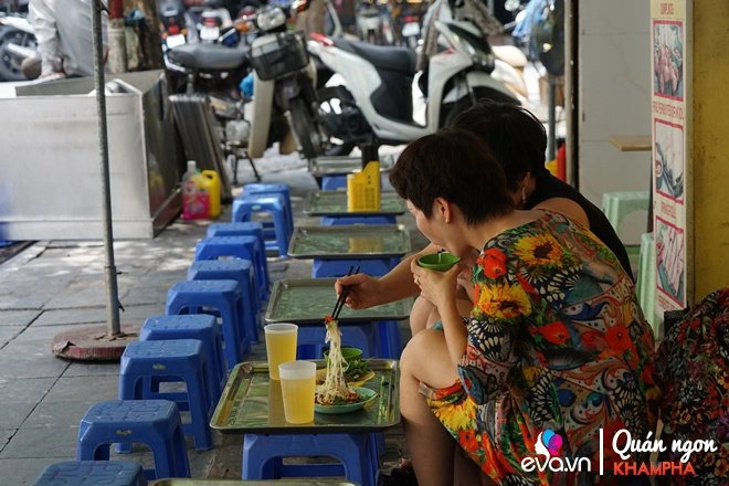 Quán nộm bò khô phố cổ 70 tuổi đông không có chỗ ngồi ngày bán hơn 200kg nguyên liệu