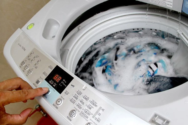 Quen tay dùng máy giặt như thế này bảo sao tốn tiền hại máy