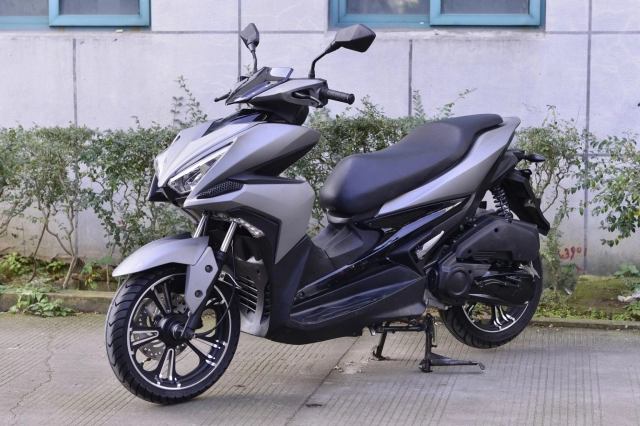 Rusi rapid - kẻ đạo nhái kiểu dáng của yamaha nvx