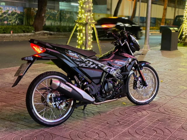 Satria 150 độ cực chất khoe dáng đầy nổi bật trong đêm