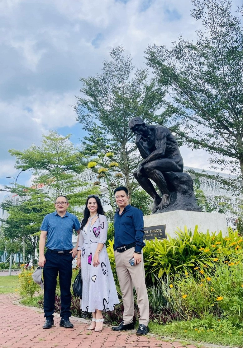 Shark bình diện đồ đôi nhảy múa với phương oanh đào lan hương ung dung dát hàng hiệu sang chảnh đón tết