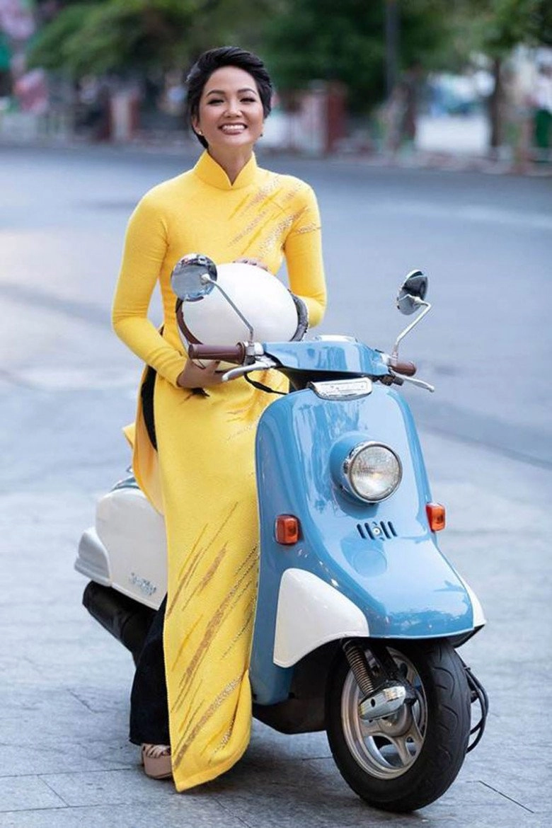 Sở hữu hình thể tỷ lệ vàng hhen niê vẫn diện áo dài truyền thống với cà kheo