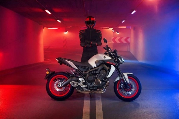 So sánh yamaha mt-09 vs kawasaki z900 2020