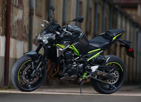 So sánh yamaha mt-09 vs kawasaki z900 2020