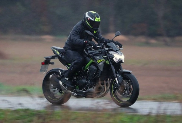 So sánh yamaha mt-09 vs kawasaki z900 2020