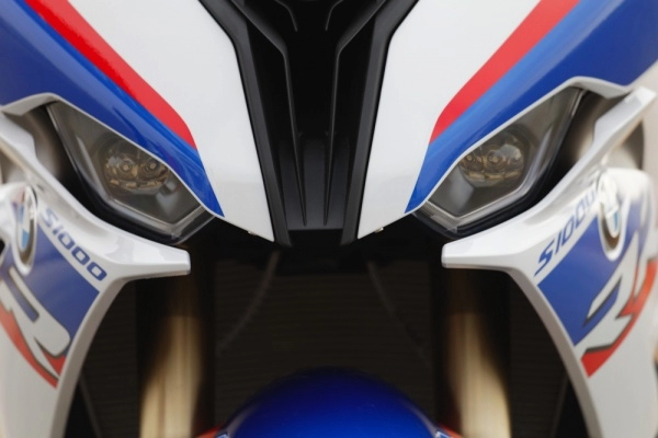 So sánh yamaha r1 thế hệ mới và bmw s1000rr 2019 kẻ tám lạng người nửa cân