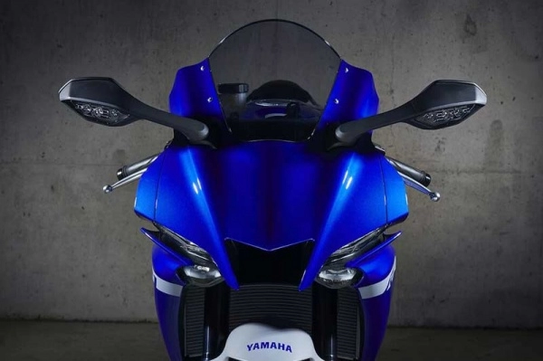 So sánh yamaha r1 thế hệ mới và bmw s1000rr 2019 kẻ tám lạng người nửa cân