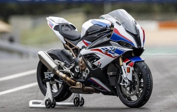 So sánh yamaha r1 thế hệ mới và bmw s1000rr 2019 kẻ tám lạng người nửa cân