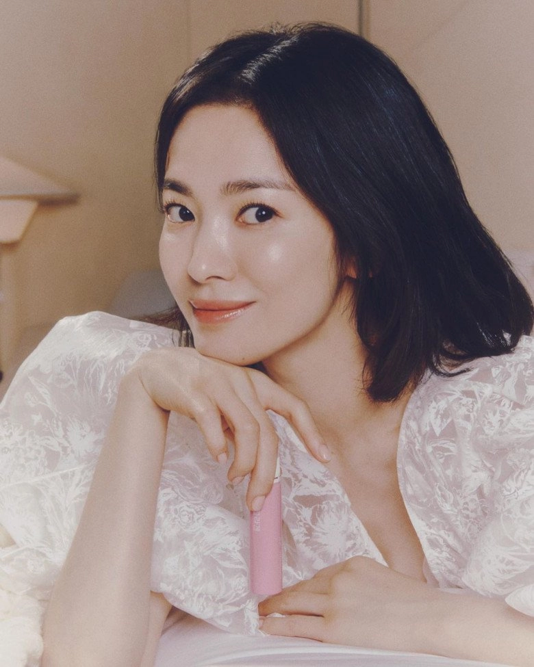 Song hye kyo 41 tuổi cân đẹp vai gái đôi mươi chơi trội khi khoe da trắng dáng gầy trước mặt trai trẻ