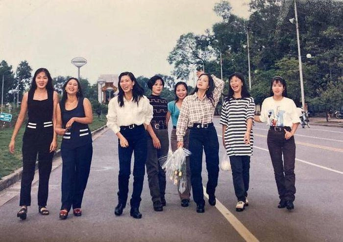 Style chất lừ của giới trẻ thập niên 80-90 mặc xa hoa chơi thời thượng