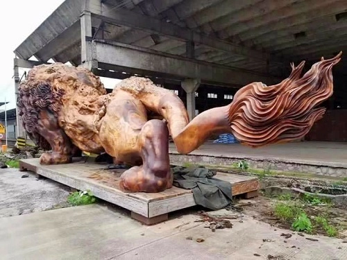 Sự thật ngỡ ngàng đằng sau bức tượng sư tử gỗ khổng lồ đang nổi như cồn trên mxh