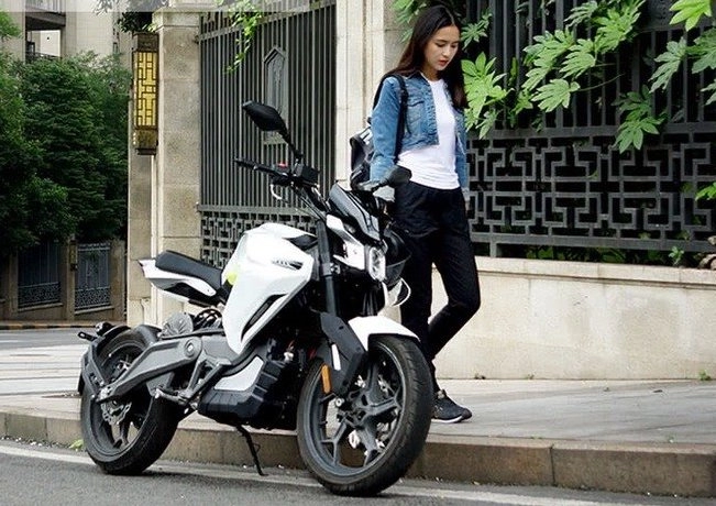 Sur-ron white ghost e-bike chào hàng phân khúc động cơ xe điện