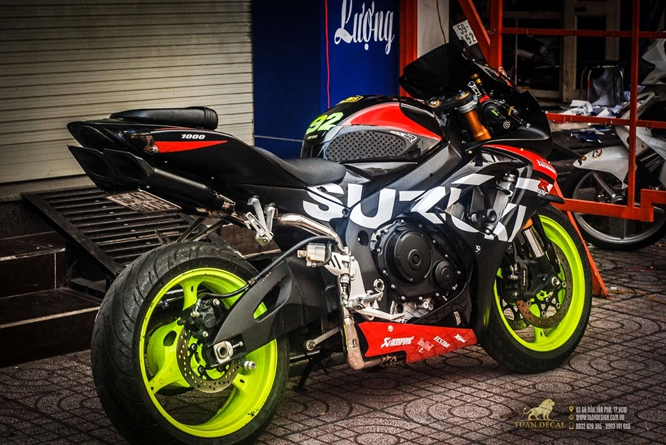 Suzuki gsx-r1000 độ đầy thể thao với phong cách tem đấu