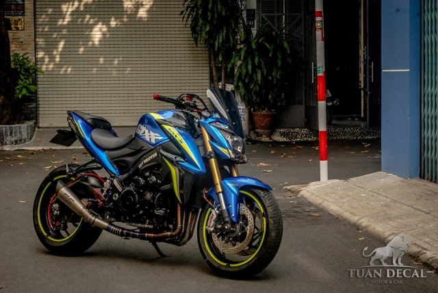 Suzuki gsx-s1000 gao xanh lạnh lùng bên dàn đồ chơi hàng hiệu