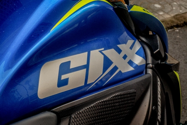 Suzuki gsx-s1000 gao xanh lạnh lùng bên dàn đồ chơi hàng hiệu