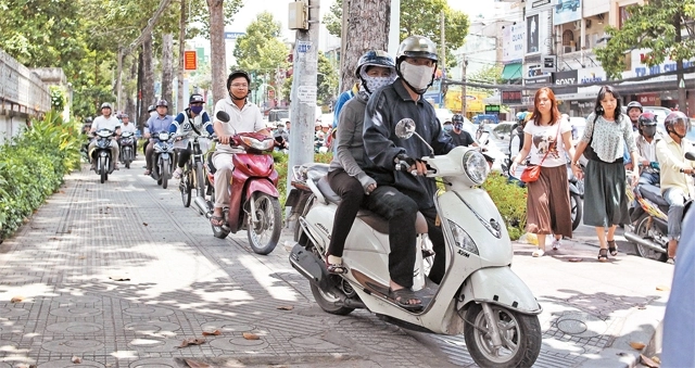 Tắc đường dại dột chạy lên vỉa hè nhận ngay mức phạt nặng