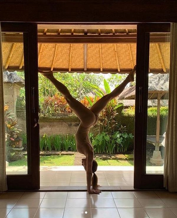 Táo bạo và gợi cảm ai cũng nghĩ mỹ nhân này tập yoga với tinh thần nude vì thiên nhiên