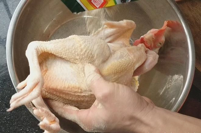 Thả con gà vào nồi cơm điện 40 phút sau cả nhà được ăn món ngon chưa từng thấy
