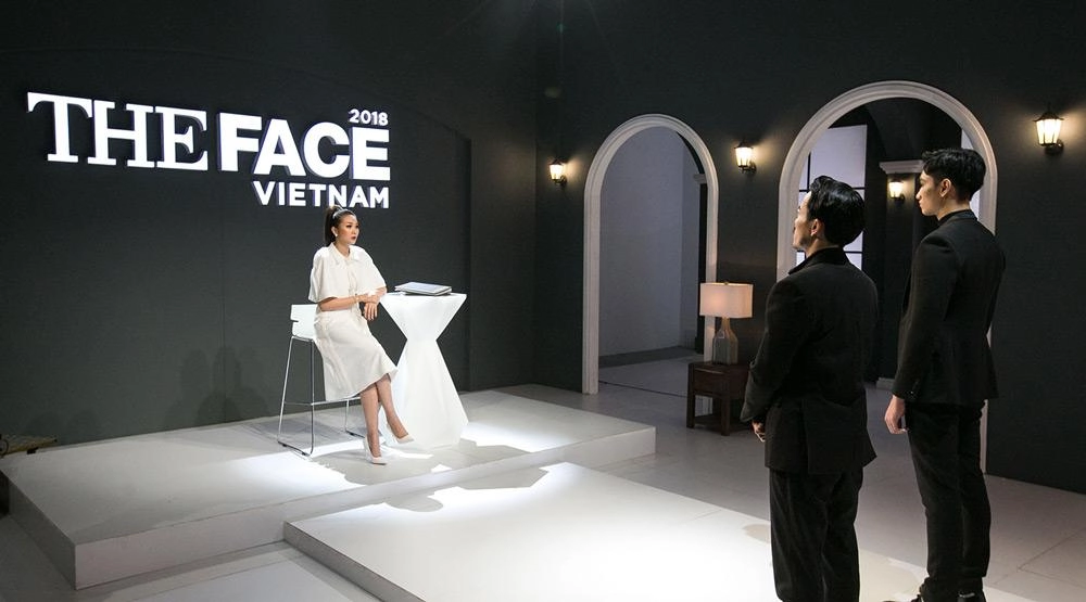 The face bị loại thí sinh hoàng yến không giữ được bình tĩnh đập bàn bật khóc trên truyền hình