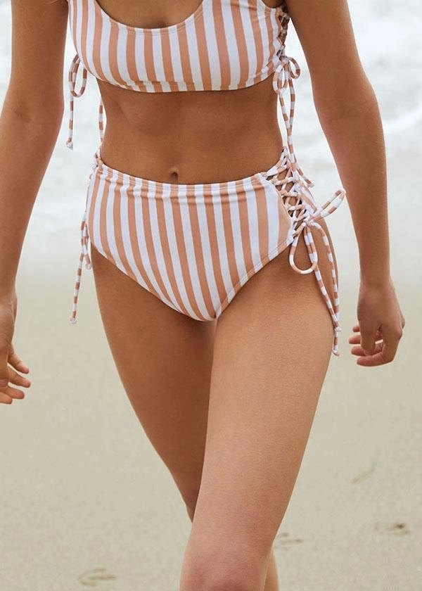 Thi thoảng diện bikini một lần ca sĩ hồng nhung khiến các fan đứng ngồi không yên