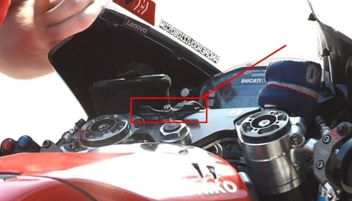 Thiết bị hạ thấp phuộc xe holeshot hoạt động như thế nào