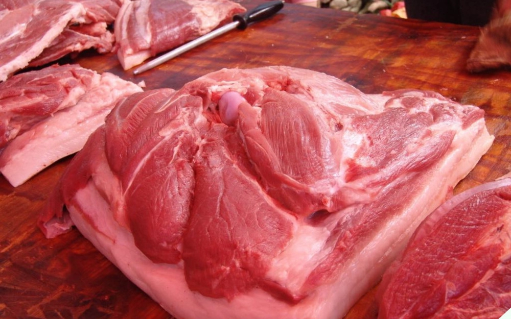 Thịt lợn mua về đừng cho ngay vào tủ lạnh quết thêm thứ nước này để lâu vẫn tươi roi rói