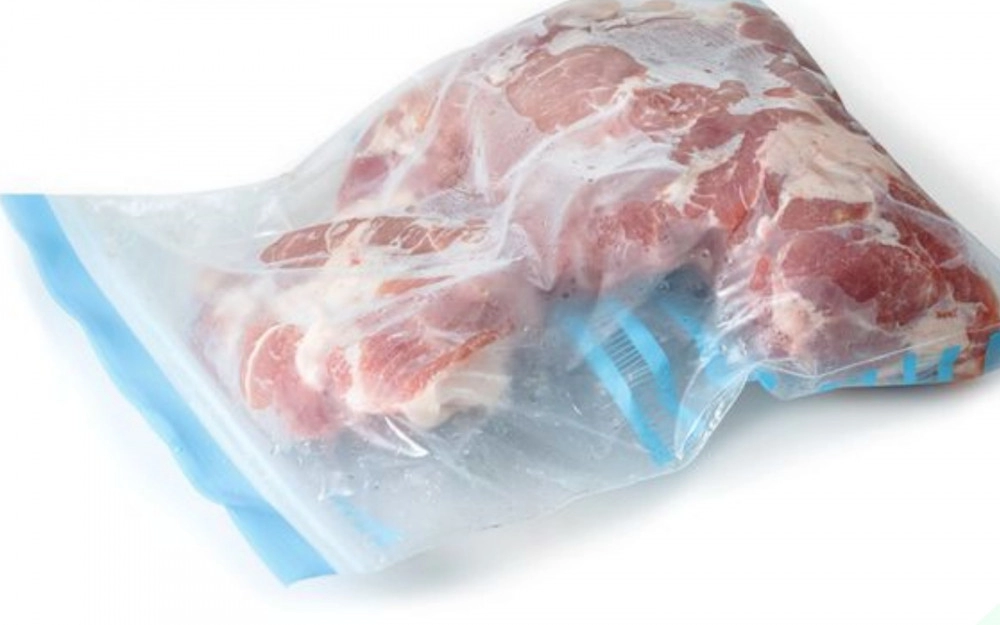 Thịt lợn mua về đừng cho ngay vào tủ lạnh quết thêm thứ nước này để lâu vẫn tươi roi rói