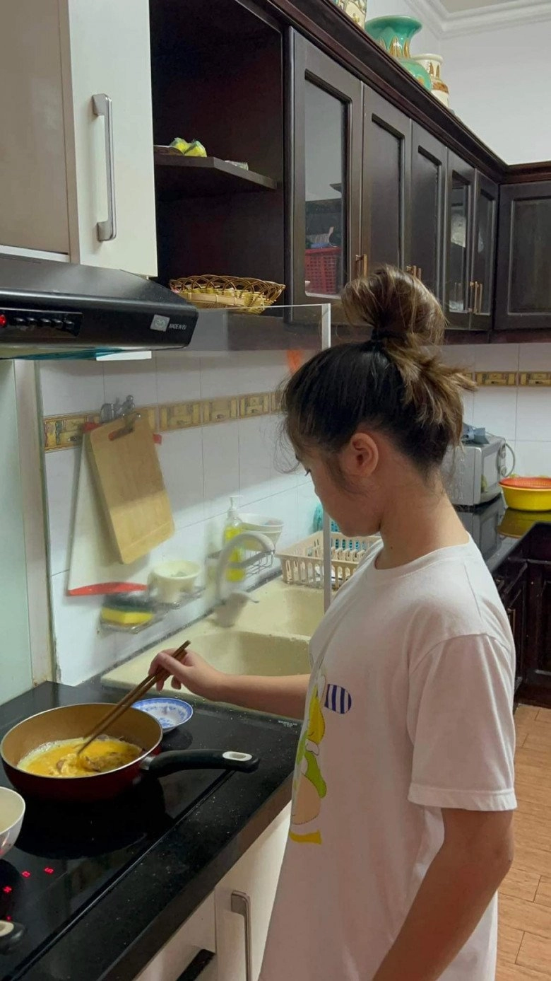 Thúy nga tự hào con gái về việt nam giỏi giang hơn bên mỹ 11 tuổi tự đứng bếp nấu ăn làm việc nhà
