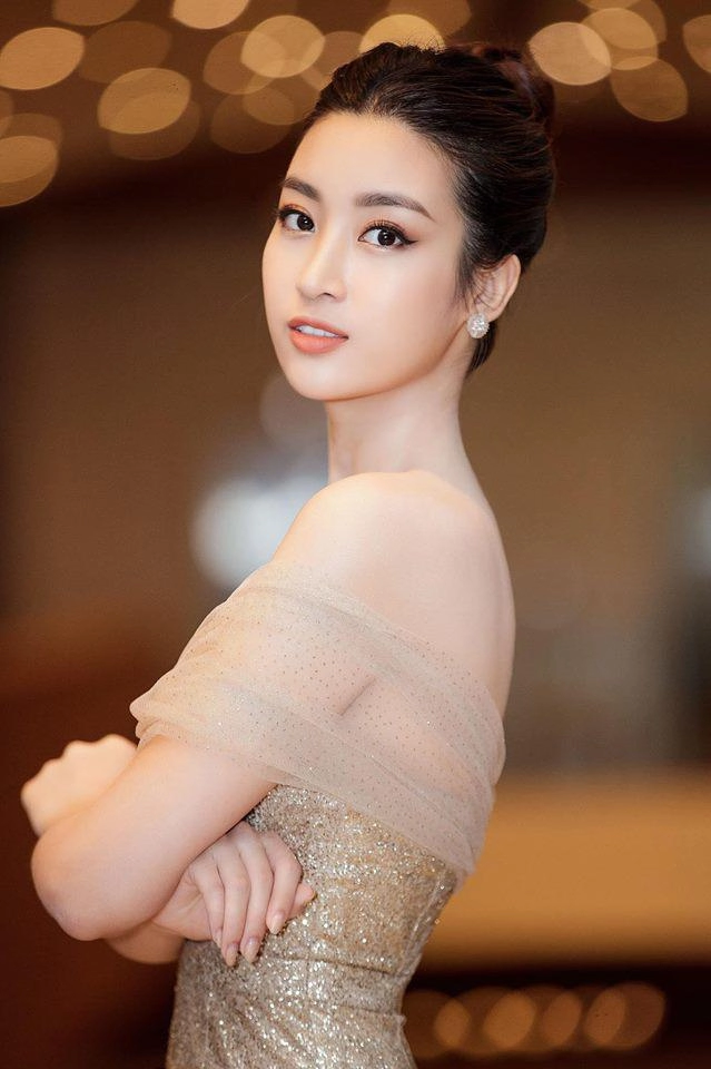 Tiểu vy lần đầu diện váy xẻ đùi ở miss world đỗ mỹ linh cũng phải kêu trời