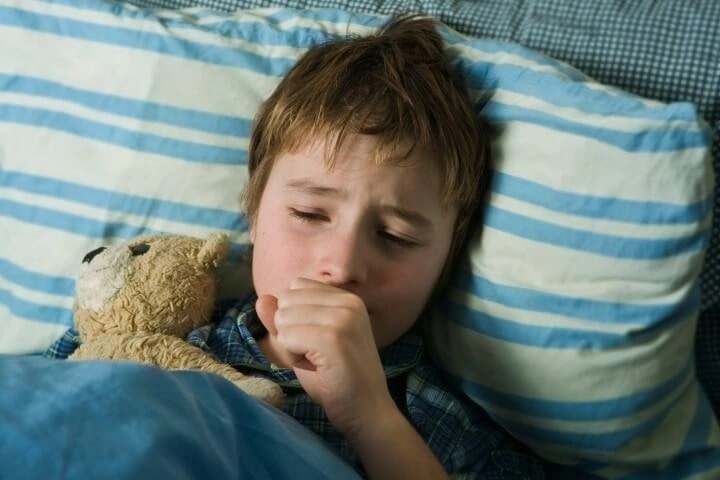 Trẻ bị ho về đêm nhưng không sốt thở khò khè phải làm sao